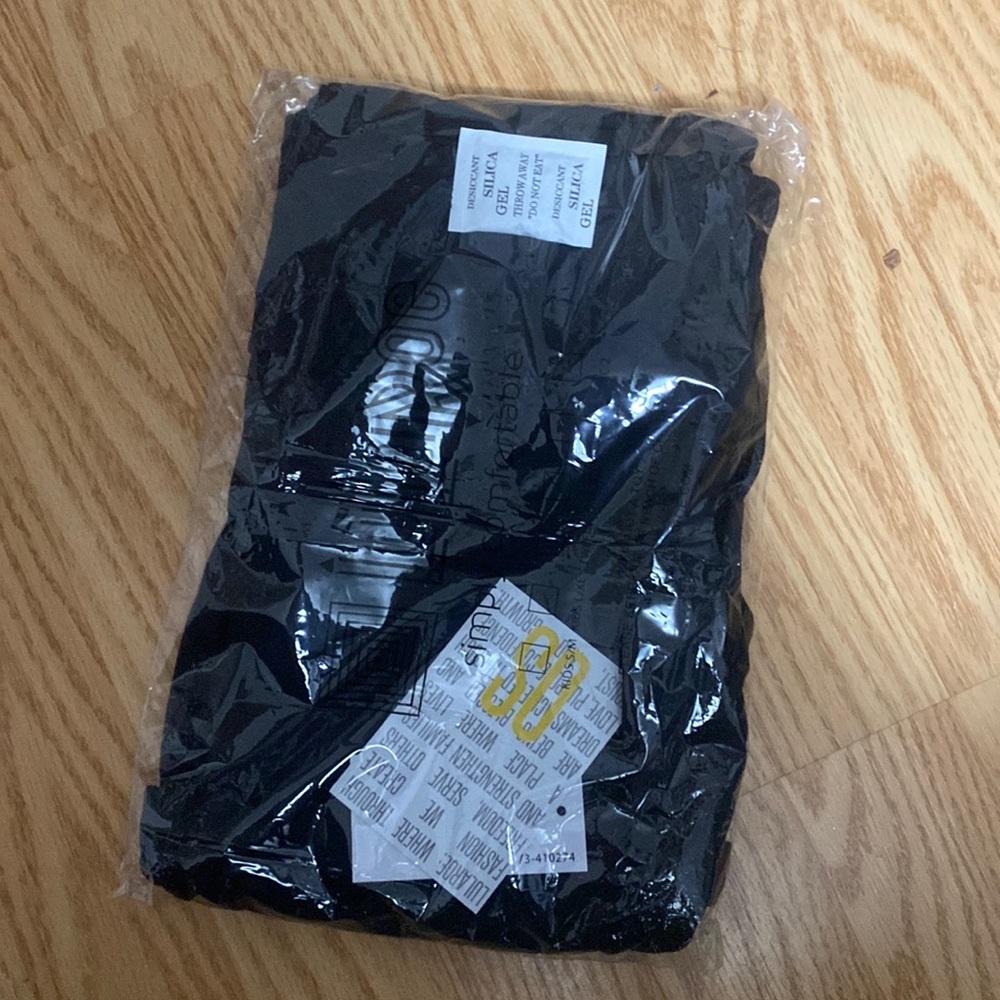 New in package LuLaRoe solid black OS leggings